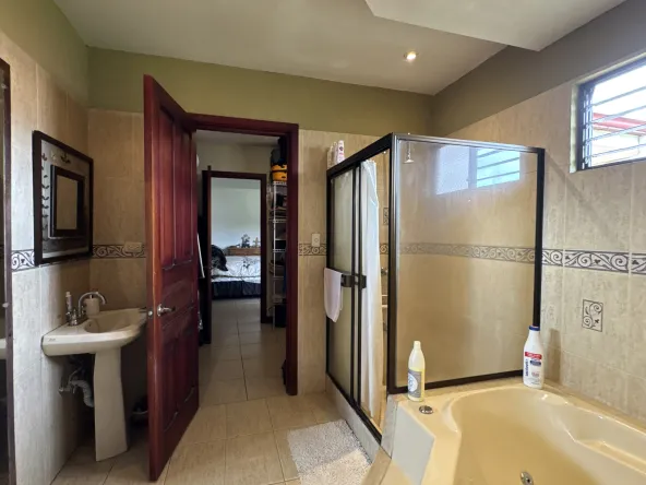 Casa en curridabat de oportunidad avenue exclusive real estate 00038