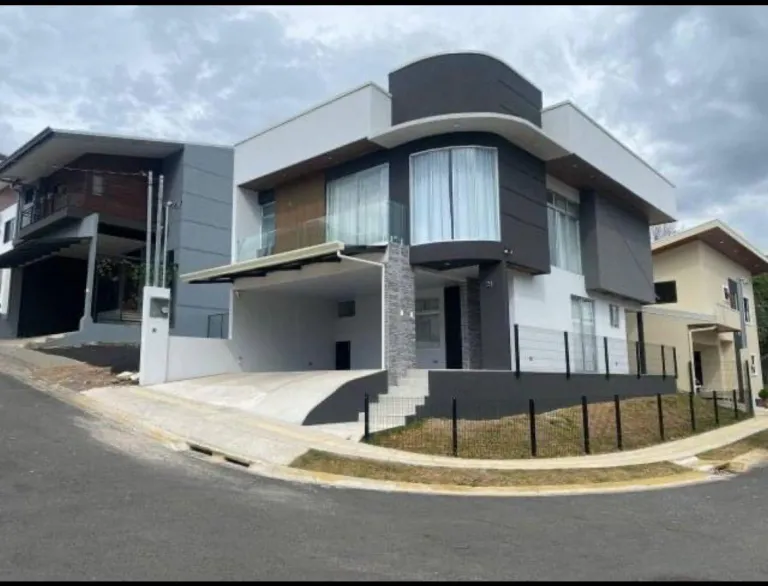 Se vende casa en condominio en Santa Ana