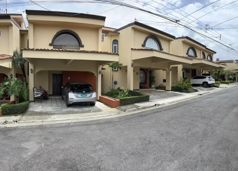 Se vende casa en condominio en El Carmen, Goicoechea