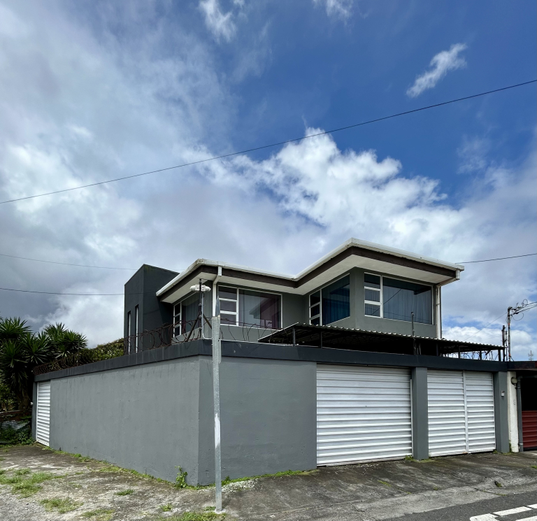 Se vende casa esquinera en Moravia, La Trinidad